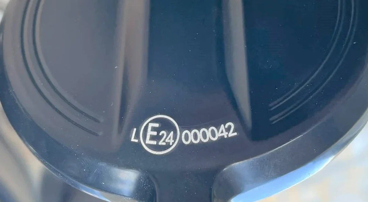 Marcado de homologación grabado en el cuerpo de un retrovisor de moto