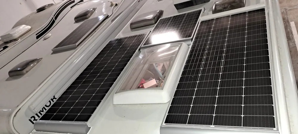 Las placas en el techo en una camper